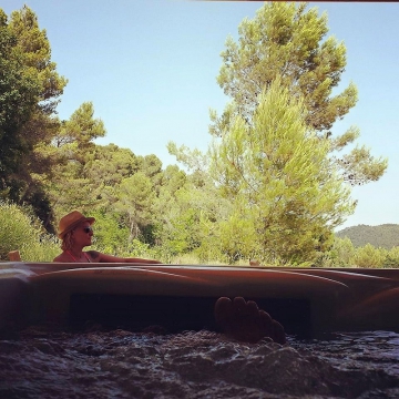 jacuzzi in the middle of nature © Oustaou du Luberon