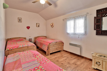 room with 3 single beds, a 4th en + © Oustaou du Luberon