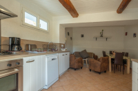 wohnzimmer mit schöner ausgestatteter Küche ideal für 6 Personen © Oustaou du Luberon