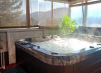 spa Jacuzzi in the middle of nature © Oustaou du Luberon