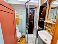 salle de baion, douche wc et placards roulotte séjour luberon © Oustaou du Luberon