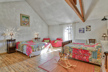 vaste chambre avec 1 lit en 160 et 2 lits en 90 © Oustaou du Luberon