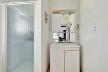 salle de bains avec lave linge et sèche ligne © Oustaou du Luberon