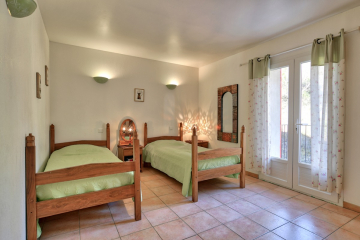 room with 2 double beds + 1 folding bed © Oustaou du Luberon