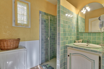 salle de bains avec lave linge © Oustaou du Luberon
